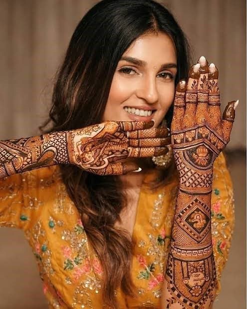 Asian Wedding Photography - Photo of an Indian Bride from UK showing mehndi on her hands